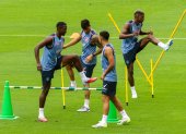 Los jugadores de la selección de Ecuador, Joel Ordóñez (i), Piero Hincapié (2-i), y Kendry Páez (2-d), participan en un entrenamiento este sábado, en el estadio Monumental en Guayaquil.