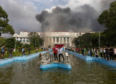 Manifestantes se congregan frente al palacio Singha Durbar, que alberga los edificios del gobierno y del parlamento.