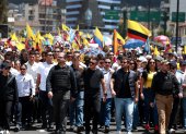 Ciudadanos participan en la primera marcha en Quito, en respaldo a la paz y la justicia propuesta por el Gobierno