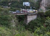Una mujer se lanzó desde el puente de Guápulo, al norte de Quito, la tarde del domingo 7 de septiembre. Desde entonces equipo de rescate no han podido localizarla debido al  afluente del río Machangara.