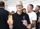 El director ejecutivo de Apple, Tim Cook, sostiene los nuevos iPhone 17 Pro y iPhone 17 Air de Apple en un evento de lanzamiento de productos de Apple en el campus de Apple Park en Cupertino, California, EE. UU., el 9 de septiembre de 2025.