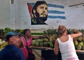 Un grupo de ciudadanos captado el pasado 6 de septiembre al comprar frutas en un mercado de La Habana (Cuba)