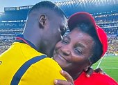 Carmen Corozo su hijo Moisés Caicedo y un abrazo que deja sin palabras a los hinchas en el mundo.