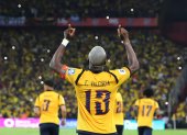 Enner Valencia de Ecuador celebra un gol este martes, en un partido por las eliminatorias a la Copa Mundial 2026 entre Ecuador y Argentina en el Estadio Monumental Banco Pichincha en Guayaquil (Ecuador).