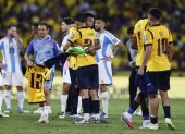 Jugadores de Ecuador celebran este martes, al finalizar un partido por las eliminatorias a la Copa Mundial 2026 entre Ecuador y Argentina en el Estadio Monumental Banco Pichincha en Guayaquil (Ecuador).