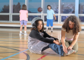 La cercanía emocional es hoy un valor en la familia, aunque especialistas advierten que evitar la frustración infantil puede afectar el desarrollo de resiliencia.