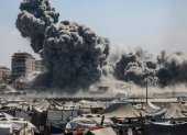 El humo se eleva en la Torre Harmony luego de un ataque aéreo israelí en el oeste de la ciudad de Gaza, Franja de Gaza, el 10 de septiembre de 2025.