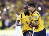 Enner Valencia (i) y Piero Hincapié de Ecuador celebran un gol en un partido por las eliminatorias a la Copa Mundial 2026 ante Argentina en el Estadio Monumental .