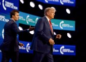 Donald Trump sube al escenario tras ser presentado por Charlie Kirk (izq.) en la conferencia Turning Point Action, el 15 de julio de 2023 en West Palm Beach, Florida.