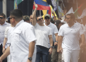 El presidente Daniel Noboa encabezó la marcha ciudadana en Guayaquil, escoltado por autoridades y fuerzas militares.
