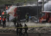 Bomberos controlan un incendio luego del accidente de un camión de gas, en Ciudad de México (México).