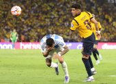 Piero Hincapié (i) de Ecuador disputa el balón con Nicolás González de Argentina en el estadio Monumental.