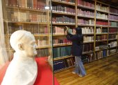 Dieciocho fondos con 500,000 archivos, 30,000 fotografías y 400,000 libros reposan en la biblioteca.