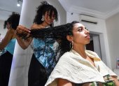 Una clienta se peina en un salón de belleza en Túnez.