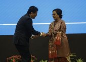 El nuevo ministro de Finanzas, Purbaya Yudhi Sadewa (izq.), tomó el relevo de su predecesora, la veterana política Sri Mulyani Indrawati (dcha.).
