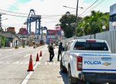 Los policías permanecen en la UPC que está cerca de la entrada de este puerto en Guayaquil.