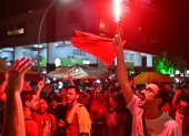 Personas celebran la condena al expresidente de Brasil Jair Bolsonaro durante la transmisión del juicio, en Brasilia (Brasil).