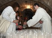 Los palentinos renuevan la tradición de beber el agua bendita de la cripta visigótica de San Antolín, en el día del patrón de la ciudad.