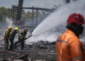 Bomberos intentan controlar un incendio tras la explosión de una fábrica de fuegos artificiales este 11 de septiembre de 2025, en San Francisco (Venezuela)
