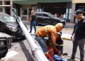 El poste de luz cayó sobre un vehículo particular.
