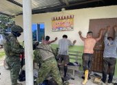 Los presuntos miembros del grupo criminal fueron detenidos por militares ecuatorianos.