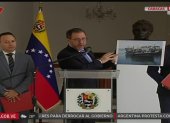 Captura de video cedido por VTV que muestra al canciller de Venezuela, Yván Gil (c), sosteniendo la imagen de una embarcación este sábado, en Caracas (Venezuela). El Gobierno de Venezuela aseguró que un "destructor" de Estados Unidos abordó de manera "ilegal" y ocupó durante ocho horas una embarcación venezolana con "nueve pescadores" que estaban -subrayó- en aguas del país suramericano, todo esto, según Caracas, con la intención de justificar "una escalada bélica" en el Caribe. EFE/ VTV /SOLO USO EDITORIAL/ NO VENTAS/ SOLO DISPONIBLE PARA ILUSTRAR LA NOTICIA QUE ACOMPAÑA (CRÉDITO OBLIGATORIO)