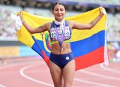 Paula Torres con la bandera y la medalla de bronce mundial, tras hacer un tiempo de 2h42:44 en los 35 km marcha que le valió además romper el récord nacional.