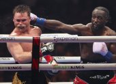 Terence Crawford de Estados Unidos (d) fue superior  a Canelo Álvarez en un vistoso combate por el peso mediano.