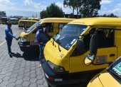 Varios expresos escolares en un estacionamiento en Quito.