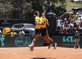 Los tenistas bosnios Mirza Basic (d) y Nerman Fatic celebran el triunfo en el partido de dobles de la Copa Davis.