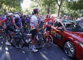 Ciclistas parados por las protestas en la última etapa de la Vuelta a España.