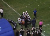 Un hincha de Emelec fue retirado en camilla por incidentes en las gradas.