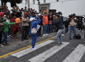 Ciudadanos se han instalado frente a la gobernación de Cotopaxi a la espera de verle al presidente Daniel Noboa.