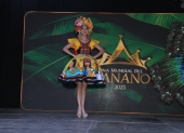 El traje típico ganador, diseñado por Ramiro González, fue modelado por la representante de Panamá, Kathleen Pérez.
