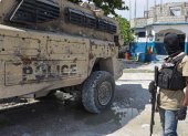 Fotografía de archivo que muestra a un integrante de la Policía patrullando en Liancourt (Haití).