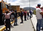 Cierre. Más de 10 volquetas bloquearon la avenida Simón Bolívar, a la altura del intercambiador con la av. Panamericana Norte.