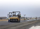La repavimentación de la pista del aeropuerto José Joaquín de Olmedo se realiza aproximadamente cada seis años, debido a la vida útil del asfalto y a la alta demanda de operaciones que recibe la terminal.