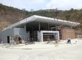 La Terminal Terrestre Costa está diseñada para atender a 10.000 pasajeros diarios, incluyendo 7.000 usuarios del transporte interprovincial hacia destinos turísticos como Salinas, Montañita, Olón.