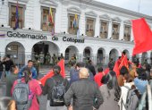 Manifestantes del Frente Popular llegan a la Gobernación de Cotopaxi durante una jornada de protesta.