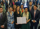 La embajadora de Turquía, Basak Yalçin, y la canciller Gabriela Sommerfeld sostienen el acta  constitutiva del Capítulo Ecuador del Consejo Empresarial Turco-Ecuatoriano.