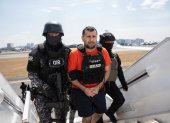 Integrantes del GIR custodian a José Adolfo "Fito" Macías durante su traslado en Guayaquil.