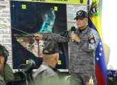 Vladimir Padrino López señalando un mapa durante un acto militar este 17 de septiembre de 2025, en Caracas (Venezuela).