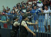 Emelec cayó ante Barcelona en el estadio Capwell y desató el enojo de su hinchada.