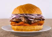El Gobierno peruano oficializó el Día Nacional del Pan con Chicharrón