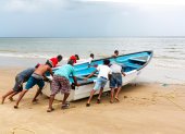 Foto de referencia de pescadores empujando una embarcación el 10 de septiembre de 2025.