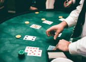 El blackjack online y el tradicional comparten esencia, pero ofrecen experiencias distintas.