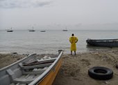 Un pescador observa el horizonte en una playa frente al mar Caribe, en  medio del despliegue de maniobras militares de EE.UU. y de Venezuela.