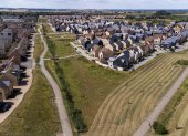 Una vista aérea muestra casas recién construidas en la nueva ciudad de Northstowe, en el este de Inglaterra, el 31 de julio de 2025.