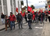 Manifestantes recorren las calles de Latacunga durante la marcha convocada por el Frente Popular en Cotopaxi.
