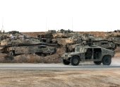 Vehículos militares israelíes se despliegan en la frontera de Israel con la Franja de Gaza el 19 de septiembre de 2025, en medio de la guerra en curso entre Israel y el grupo militante palestino Hamas.